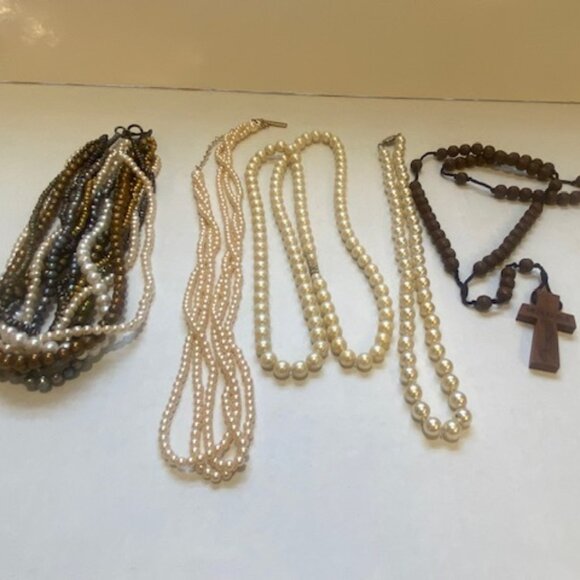 Vintage Faux Pearl necklace Lot. Fashion. 5 necklaces - Picture 1 of 6